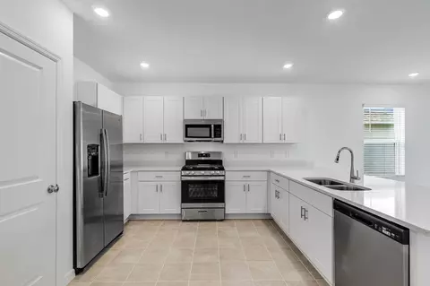 Kitchen - 13509 Camelot Ct, Parrish, FL 34219 photo 2 of 11