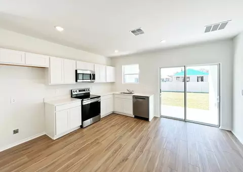 Kitchen - 4638 Hawthorn Ave, Parrish, FL 34219 photo 2 of 4