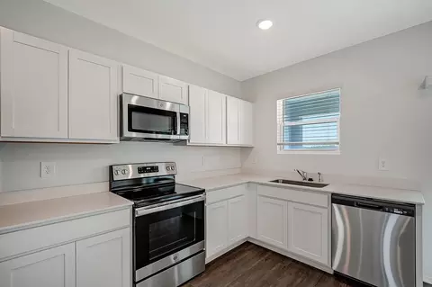 Kitchen - 4638 Hawthorn Ave, Parrish, FL 34219 photo 4 of 4
