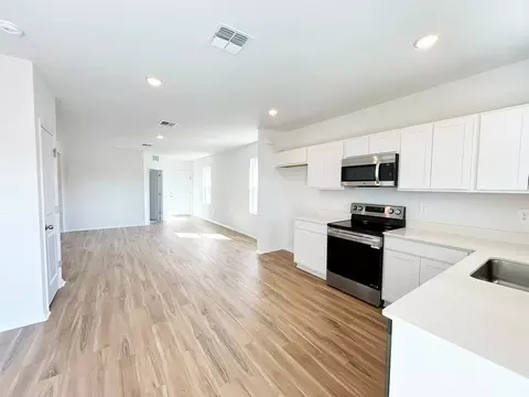 Kitchen - 4638 Hawthorn Ave, Parrish, FL 34219 photo 3 of 4
