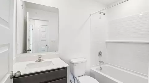 Bath - 1303 Foxglove Dr, Bartlett, IL 60103 photo 2 of 6