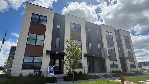 1177 Lakepointe Dr, Schaumburg, IL 60173