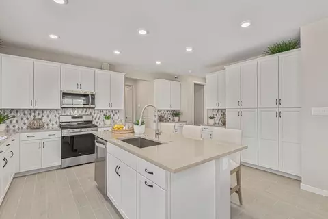 Kitchen - 7670 E 35th St, Yuma, AZ 85365 photo 3 of 7