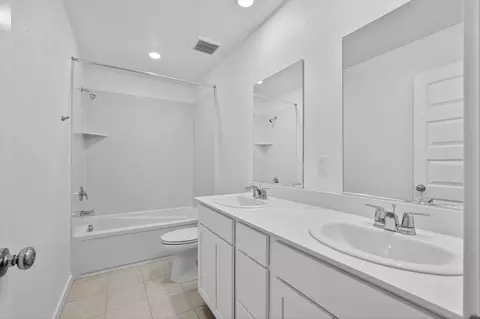 Bath - 1165 Monique St, Galt, CA 95632 photo 2 of 4