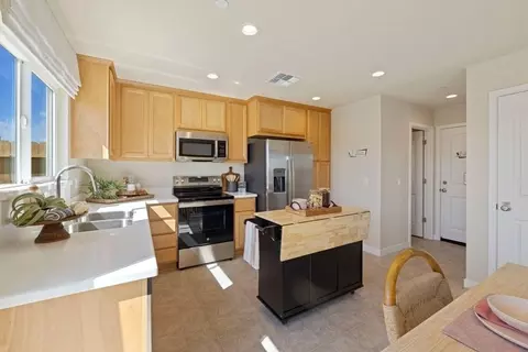Kitchen - 484 Anthology St, Turlock, CA 95380 photo 3 of 7