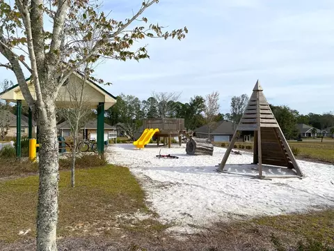 Exterior - 4012 Watergate Dr, Milton, FL 32583 photo 8 of 9