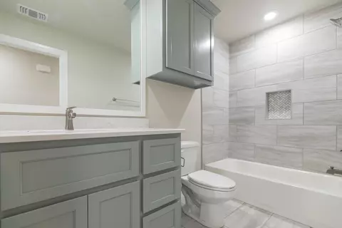 Bath - 2920 E Northampton St, Broken Arrow, OK 74014 photo 3 of 4