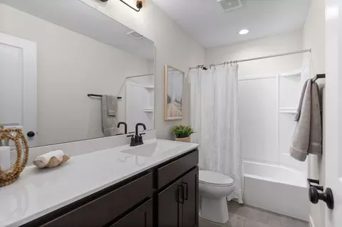 Bath - 986 Grandview Ln, Pacific, MO 63069 photo 2 of 6