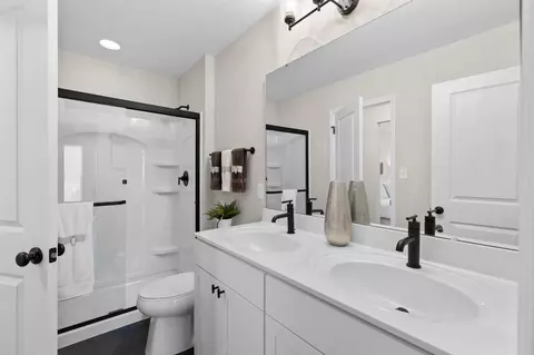 Bath - 986 Grandview Ln, Pacific, MO 63069 photo 5 of 6