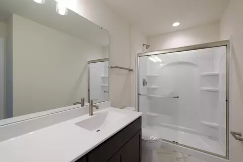 Bath - 986 Grandview Ln, Pacific, MO 63069 photo 6 of 6