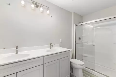 Bath - 986 Grandview Ln, Pacific, MO 63069 photo 6 of 7