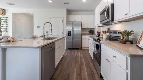 Kitchen - 1372 Bear Hammock Dr, Umatilla, FL 32784 photo 3 of 8