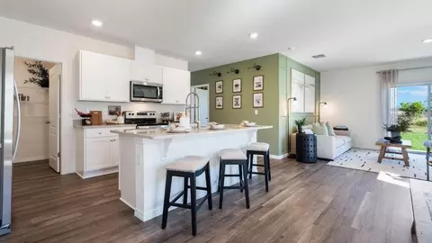 Kitchen - 1372 Bear Hammock Dr, Umatilla, FL 32784 photo 5 of 8