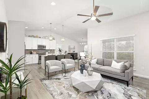 Living - 986 Grandview Ln, Pacific, MO 63069 photo 6 of 9