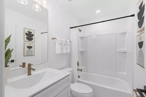Bath - 986 Grandview Ln, Pacific, MO 63069 photo 3 of 13