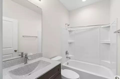 Bath - 986 Grandview Ln, Pacific, MO 63069 photo 7 of 13