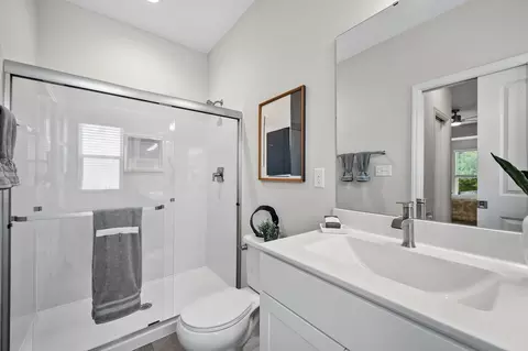 Bath - 986 Grandview Ln, Pacific, MO 63069 photo 4 of 13