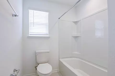 Bath - 836 Brook Forest Dr, Saint Augustine, FL 32092 photo 2 of 11