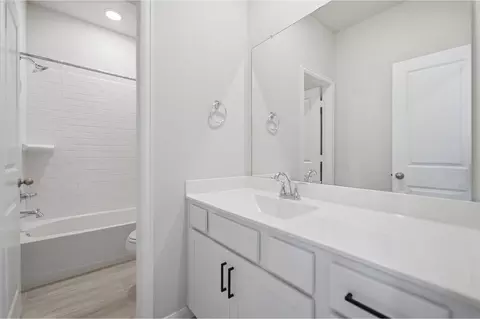 Bath - 7906 Jasper Mdws, Angleton, TX 77515 photo 4 of 15
