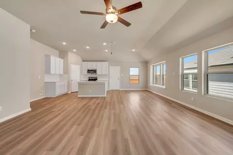 1013 Eagle Xing, Seguin, TX 78155
