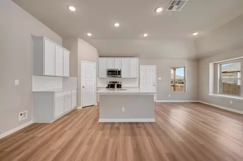 1013 Eagle Xing, Seguin, TX 78155
