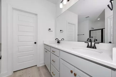 Bath - 24101 Quints Dr, Athens, AL 35613 photo 4 of 7