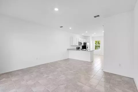 Living - 790 Gladstone Way, Mount Dora, FL 32757 photo 4 of 4