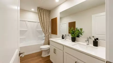 Bath - 655 Supernova Dr, Melbourne, FL 32901 photo 4 of 4