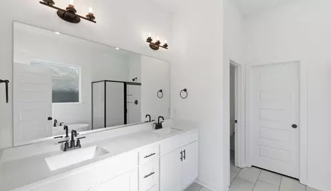 Bath - 500 Renley St, Springdale, AR 72762 photo 1 of 4