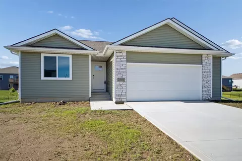 25084 Bluebird Cir, Adel, IA 50003