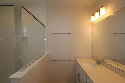 Bath - 1361 Hyde St, Saint Cloud, FL 34771 photo 2 of 3