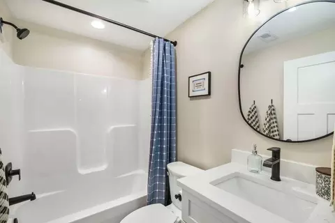 Bath - 7 Willow Way, Ottawa, IL 61350 photo 2 of 2