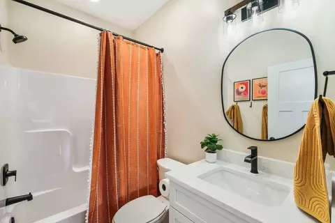 Bath - 7 Willow Way, Ottawa, IL 61350 photo 1 of 2