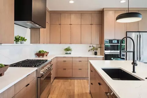 Kitchen - 62660 NW Skyline Ranch Rd, Bend, OR 97703 photo 5 of 10