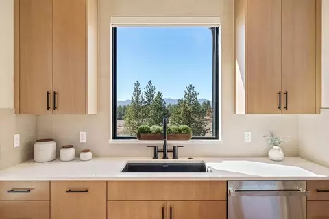 Kitchen - 62660 NW Skyline Ranch Rd, Bend, OR 97703 photo 10 of 10