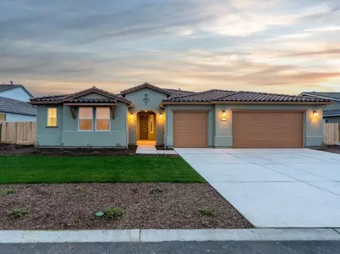 6521 W Wood Dr, Visalia, CA 93277