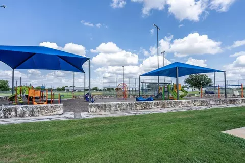 Exterior - 108 E Luna Blue Ln, Jarrell, TX 76537 photo 6 of 8