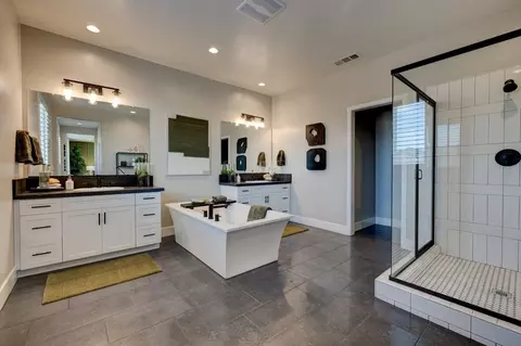 Bath - 1053 Talus Way S, Madera, CA 93636 photo 3 of 4