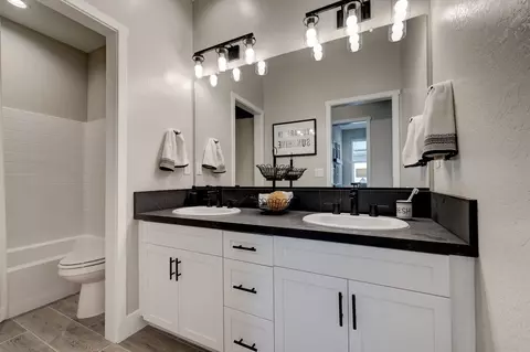 Bath - 1053 Talus Way S, Madera, CA 93636 photo 4 of 4