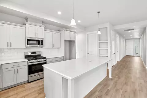 704 Magnolia Ave, Woodburn, OR 97071