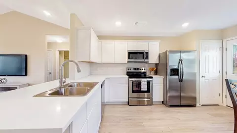 Kitchen - 1526 E Honolulu Pl, Broken Arrow, OK 74012 photo 2 of 4