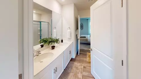 Bath - 2002 10th St SE, Hickory, NC 28602 photo 6 of 9