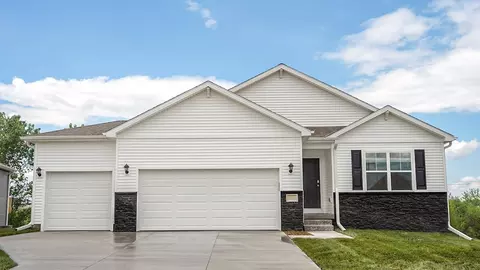10611 Bearcreek Dr, Papillion, NE 68046