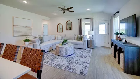 Living - 404 S Cherry St, Beebe, AR 72012 photo 3 of 4