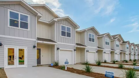 Exterior - 318 Callie Dr, Crestview, FL 32536 photo 3 of 4