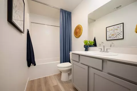 Bath - 208 Nadine St, Merced, CA 95341 photo 2 of 5