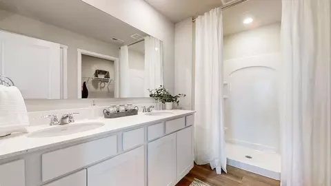 Bath - 16309 Davidson St, Bennington, NE 68007 photo 3 of 8