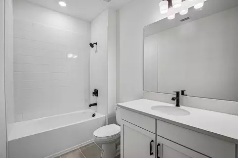 Bath - 8928 Deep Horizon Loop, Parrish, FL 34219 photo 6 of 9