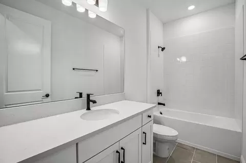 Bath - 8928 Deep Horizon Loop, Parrish, FL 34219 photo 4 of 9