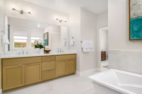 Bath - 2337 Front St, Tracy, CA 95377 photo 3 of 4